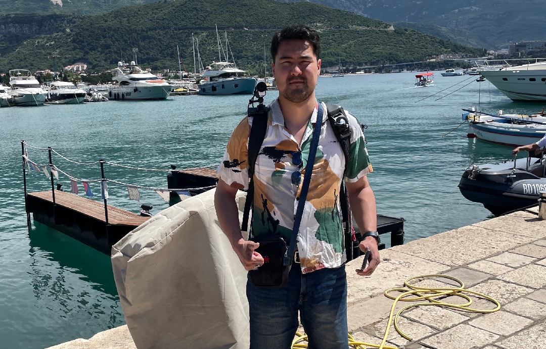 Streamer z plecakiem IRL